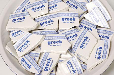 Греческий ресторан<br /><br /><br /><br /><br /><br /><br />
Визитки напечатаны на осколках битой посуды.