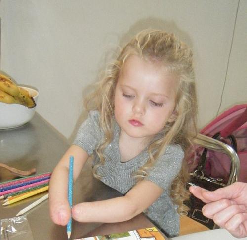 13-летняя девочка с бионическими протезами стала профессиональным визажистом