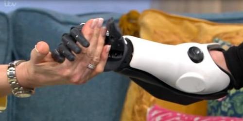 13-летняя девочка с бионическими протезами стала профессиональным визажистом