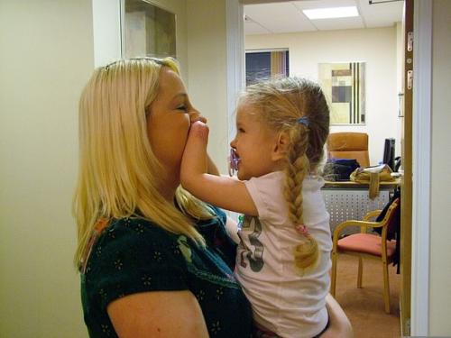 13-летняя девочка с бионическими протезами стала профессиональным визажистом