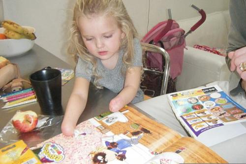 13-летняя девочка с бионическими протезами стала профессиональным визажистом