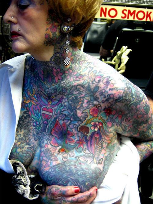 Татуированная пенсионерка шокировала берлинский фестиваль тату