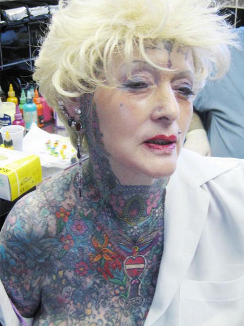 Татуированная пенсионерка шокировала берлинский фестиваль тату