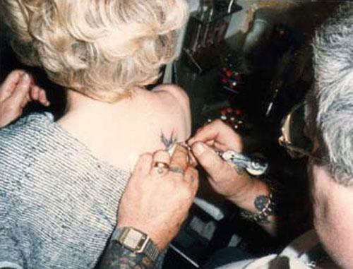 Татуированная пенсионерка шокировала берлинский фестиваль тату