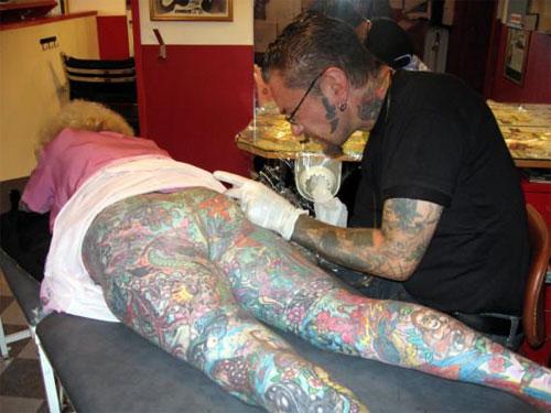 Татуированная пенсионерка шокировала берлинский фестиваль тату