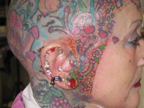 Татуированная пенсионерка шокировала берлинский фестиваль тату