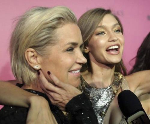 Знаменитости со своими мамами