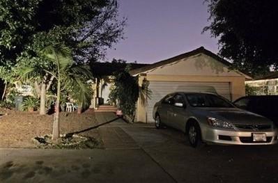 Восьмерняшки Нади Сулейман гуляют на двух колясках