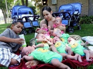 Восьмерняшки Нади Сулейман гуляют на двух колясках