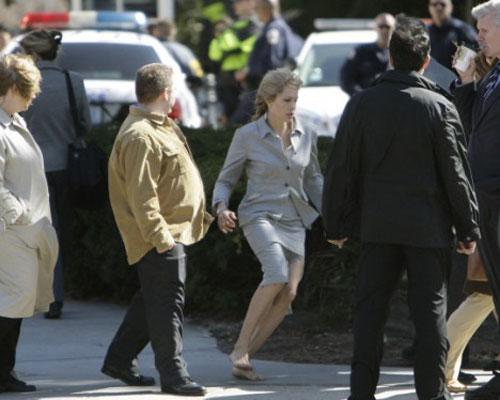 Анджелина Джоли босая и в крови бегает по Вашингтону