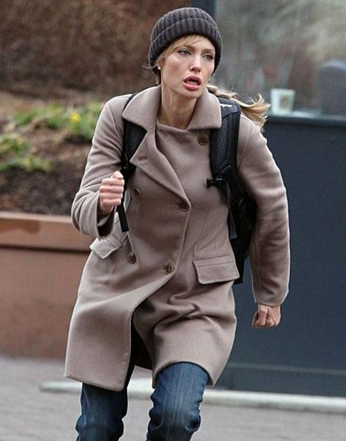 Анджелина Джоли босая и в крови бегает по Вашингтону
