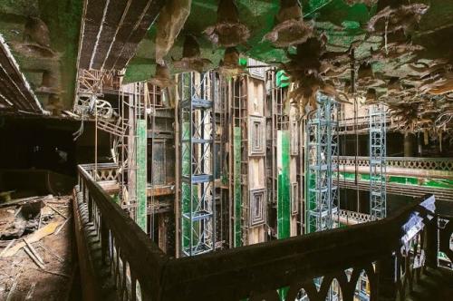 Фотограф пробрался на заброшенный круизный лайнер