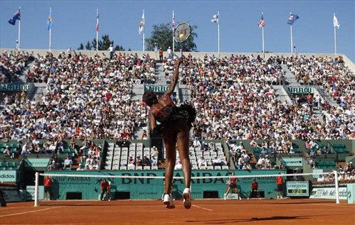 Знаменитая теннисистка  станцевала на корте канкан
