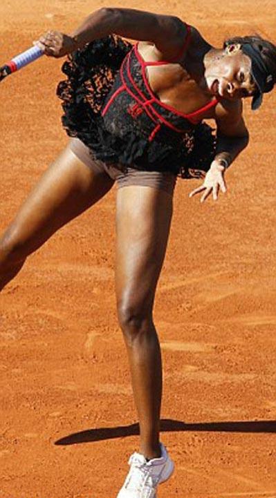 Знаменитая теннисистка  станцевала на корте канкан