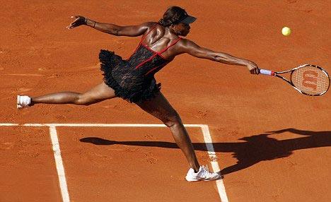 Знаменитая теннисистка  станцевала на корте канкан