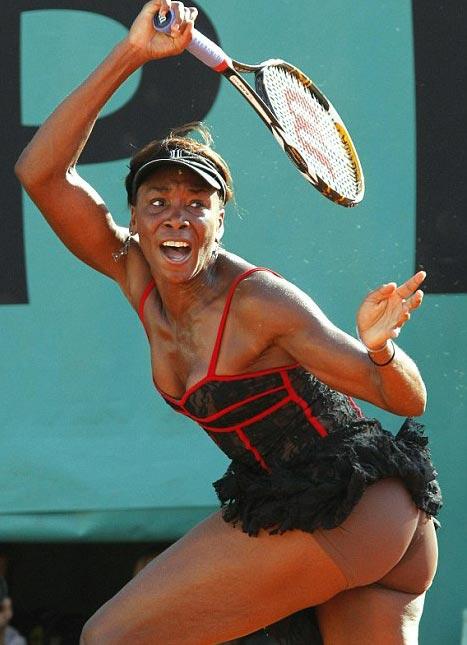 Знаменитая теннисистка  станцевала на корте канкан