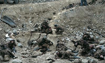 &laquo;Говорят мертвые воины&raquo; (1992)
Автор: Джефф Уолл
Цена: $3,7 млн
Канадский фотограф известен благодаря своим крупноформатным фотографиям: &laquo;визитной карточкой&raquo; художника является разработанная им техника печати снимков на прозрачной основе. Самая известная его работа &laquo;Говорят мертвые воины&raquo; была создана под влиянием войны в Афганистане. Несмотря на реалистичность, это - постановочный снимок: все люди в кадре - приглашенные актеры. При работе над ним Уолл использовал грим и костюмы, а сам снимок был сделан в фотостудии и позже обработан на компьютере.