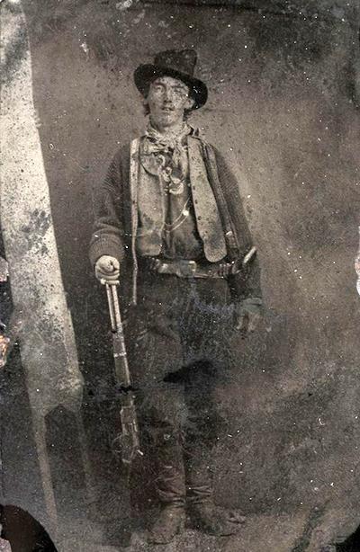Билли Кид (1879&ndash;1880)
Автор: неизвестен
Цена: $2,3
Билли Кид был американским преступником, обвиненным в убийстве 21 человека. Губернатор одного из штатов Дикого Запада назначил крупное вознаграждение за его поимку, а убил Кида шериф Пэт Гаррет, написавший затем биографию головореза.
Уникальность этой фотографии в том, что это - единственное изображение Билли Кида, других фото не существует. Она была продана в 2011 году на 22-ом ежегодном аукционе &laquo;Brian Lebel`s Old West Show & Auction&raquo; в Денвере.
/По материалам bigpicture.ru/