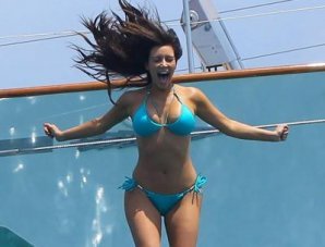 Звезды досрочно открыли купальный сезон