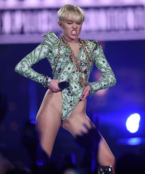 Королевы эпатажа и их самые безумные наряды