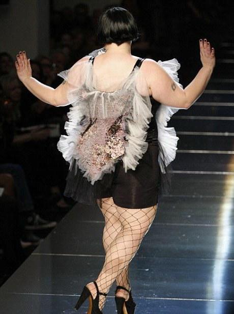 Жан Поль Готье вывел на подиум толстую рокершу