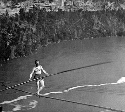 Игры со смертью: 20 самых отчаянных смельчаков