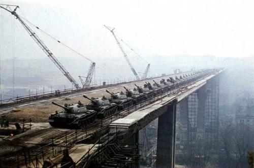 Испытания свежепостроенного Нусельского моста на прочность с помощью танков Т-55. Прага, 1970 год