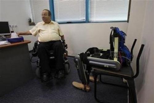 Парализованный пошёл на электронных ногах