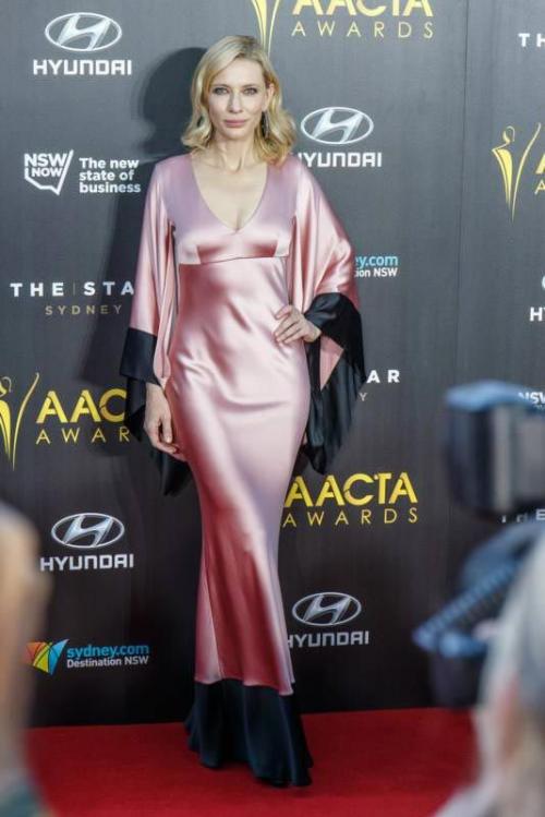 Самые нелепые и странные наряды знаменитостей. Ч.4