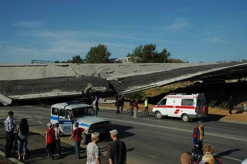В Екатеринбурге обрушился мост