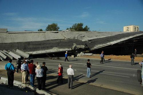 В Екатеринбурге обрушился мост