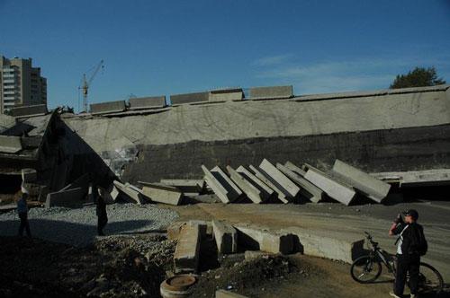 В Екатеринбурге обрушился мост