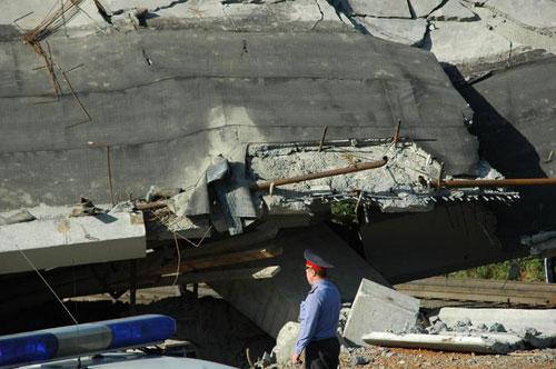 В Екатеринбурге обрушился мост