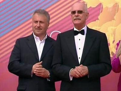 В Москве открылся 30-й международный кинофестиваль: Михалков станцевал с Уиллом Смитом