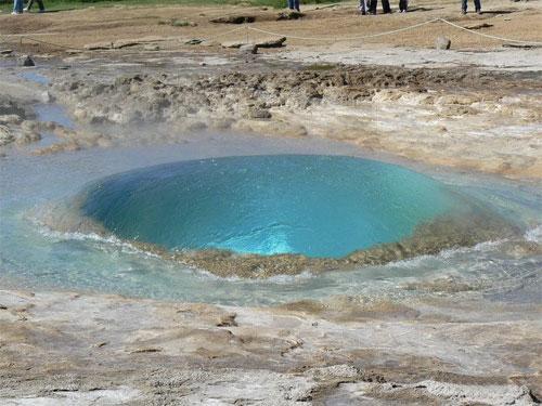 Гигантский гейзер просыпается каждые 15 минут