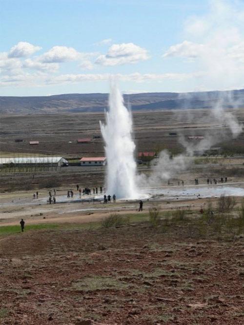 Гигантский гейзер просыпается каждые 15 минут