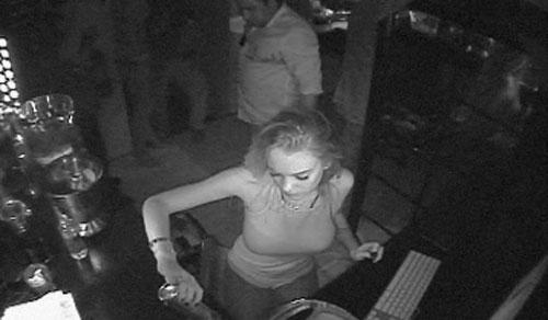 Линдсей Лохан пьет водку и целуется с Самантой