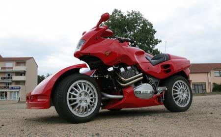 Автомобиль скрестили с мотоциклом