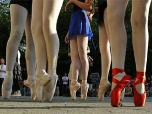 230 балерин одновременно встали на пуанты