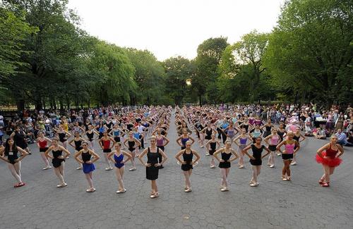 230 балерин одновременно встали на пуанты