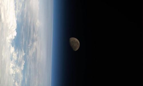 Луна, находящаяся частично в тени Земли