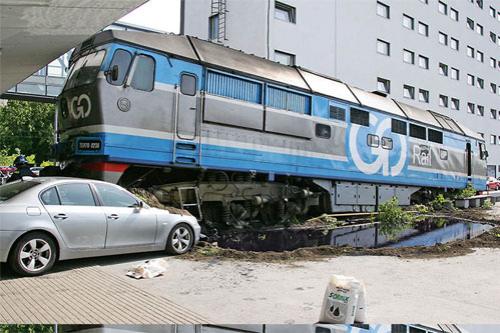 В Эстонии поезд «набросился»  на BMW