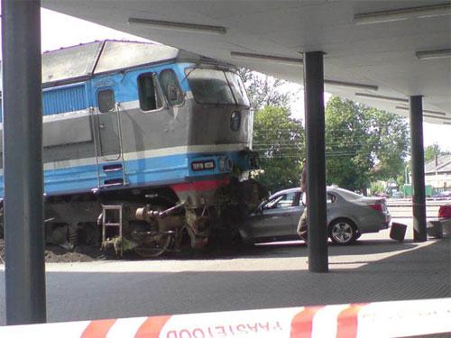 В Эстонии поезд «набросился»  на BMW