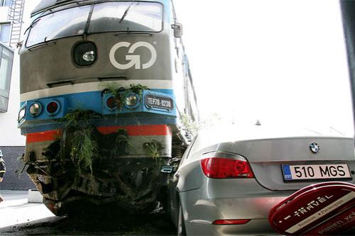 В Эстонии поезд «набросился»  на BMW