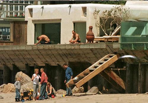 Папарации проникли в дом к Стингу