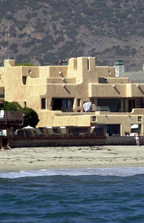 Папарации проникли в дом к Стингу