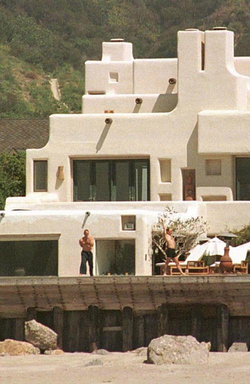 Папарации проникли в дом к Стингу