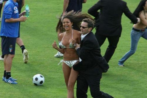 Как полуголые девицы домогались нападающего "Ювентуса"