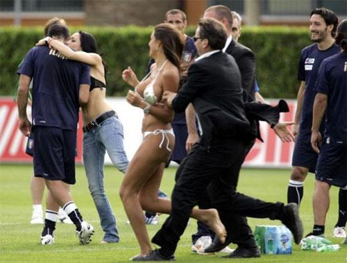 Как полуголые девицы домогались нападающего "Ювентуса"