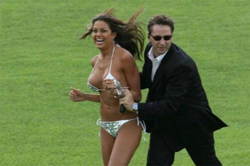 Как полуголые девицы домогались нападающего "Ювентуса"